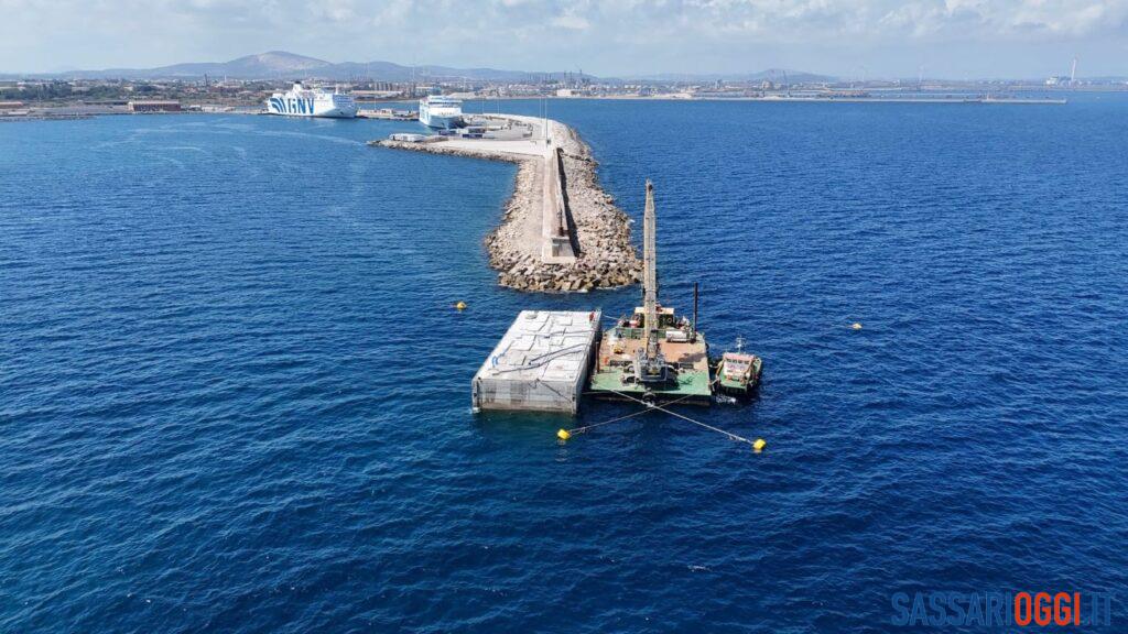 Lavori in mare a Porto Torres, prende forma l’antemurale