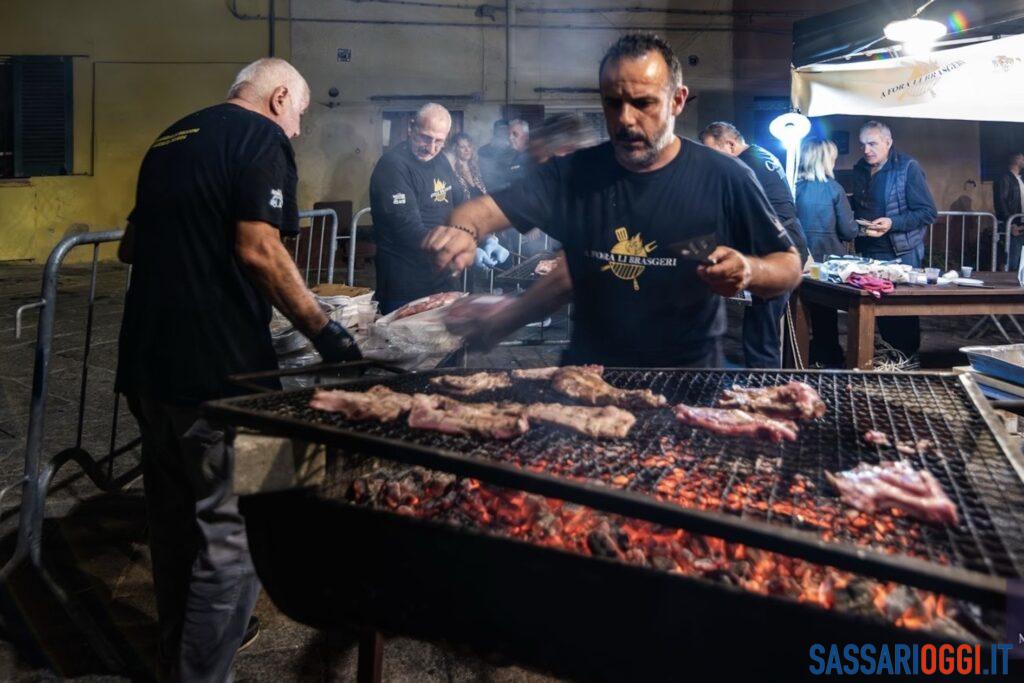 “A fora li brasgeri”, a Sassari si arrostisce in piazza per la terza volta