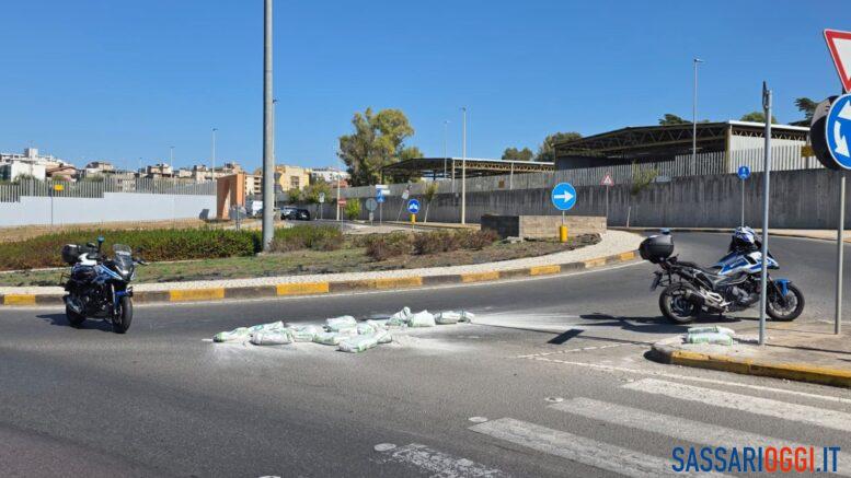 Camion perde materiale e scappa, traffico in tilt a Sassari