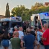 Con l'auto piomba sui tavolini di un bar, tre feriti gravi nell'incidente a Uri