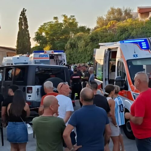 Con l'auto piomba sui tavolini di un bar, tre feriti gravi nell'incidente a Uri