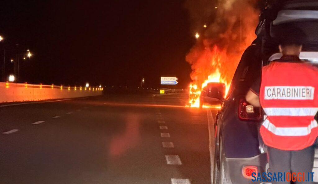 Auto in fiamme sulla strada per Bonorva, cosa è successo