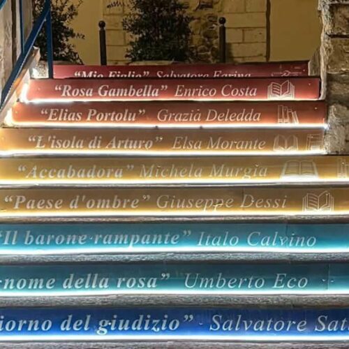 La scalinata di Palazzo Baronale a Sorso si accende di cultura