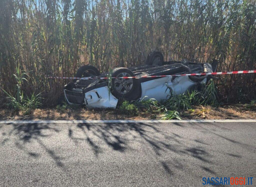 Incidente alle porte di Sorso, auto si ribalta e finisce fuori strada