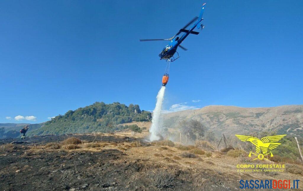 Incendio tra Sassari e Alghero, in azione un elicottero e squadre a terra