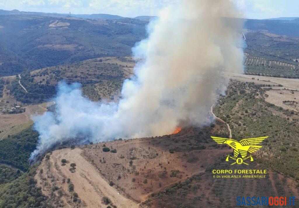 Incendio nelle campagne di Ittiri, in azione Canadair ed elicotteri