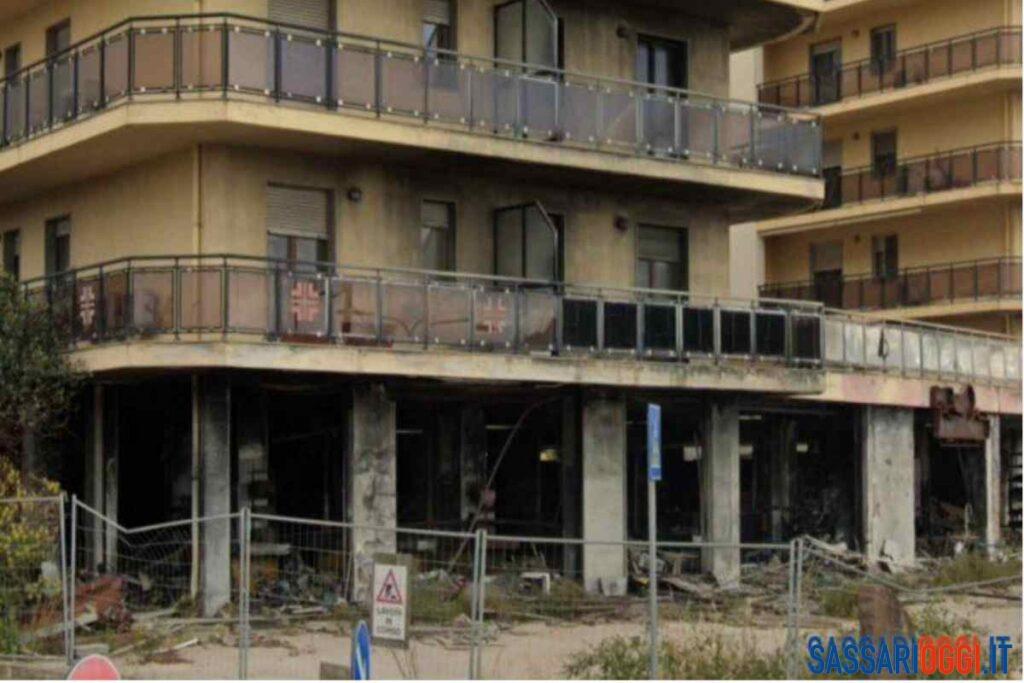 Alghero, il “palazzo bruciato” ancora così dopo 9 anni: “Inaccettabile”