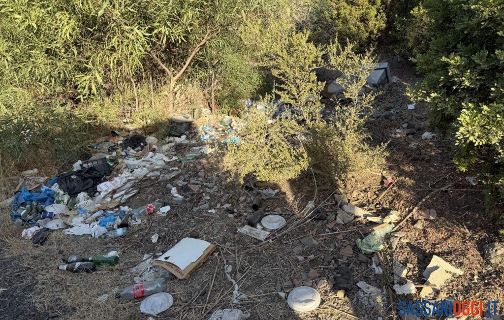 Pulizia delle cunette, montagne di rifiuti a Castelsardo