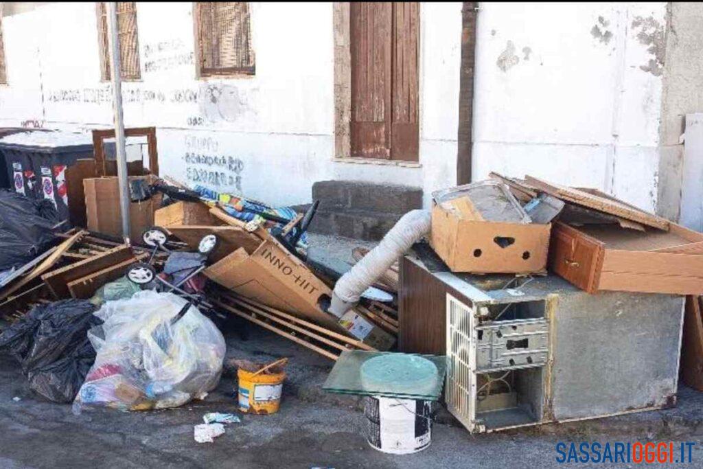 Svuotano la casa e abbandonano i rifuti a Sassari: ma la telecamera li becca