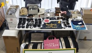Borse, occhiali e cinture false maxi sequestro a Sassari