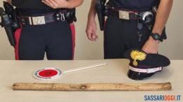 Guida senza patente e con un bastone in auto, denunciato a Porto Torres