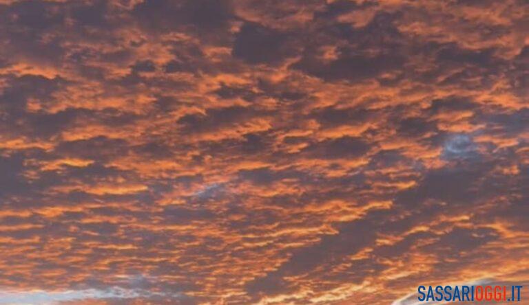 Nuvole a pecorelle e colori mozzafiato, spettacolo nel Sassarese