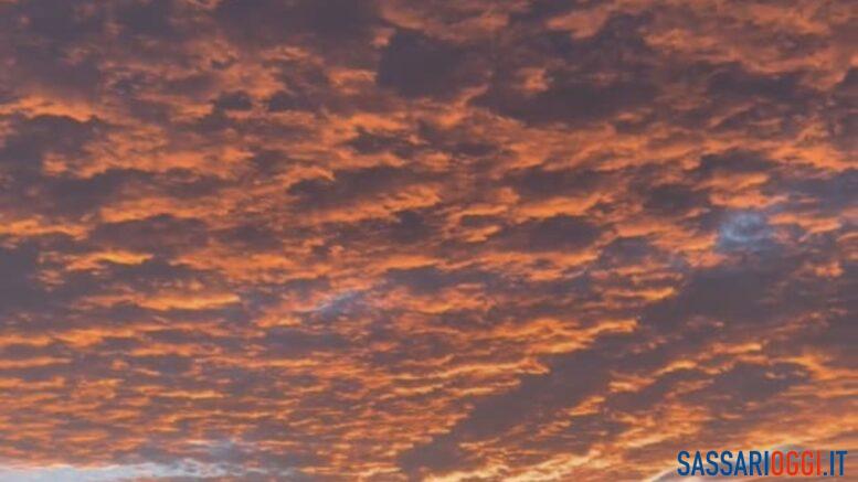 Nuvole a pecorelle e colori mozzafiato, spettacolo nel Sassarese