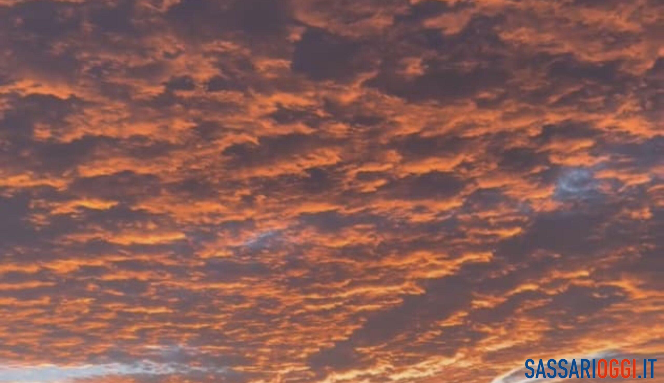 Nuvole a pecorelle e colori mozzafiato, spettacolo nel Sassarese