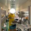 Pazienti gravi nei corridoi dell'ospedale di Sassari