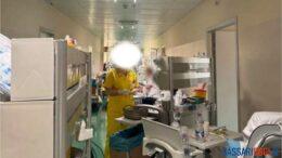 Pazienti gravi nei corridoi dell'ospedale di Sassari