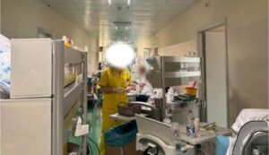 Pazienti gravi nei corridoi dell'ospedale di Sassari