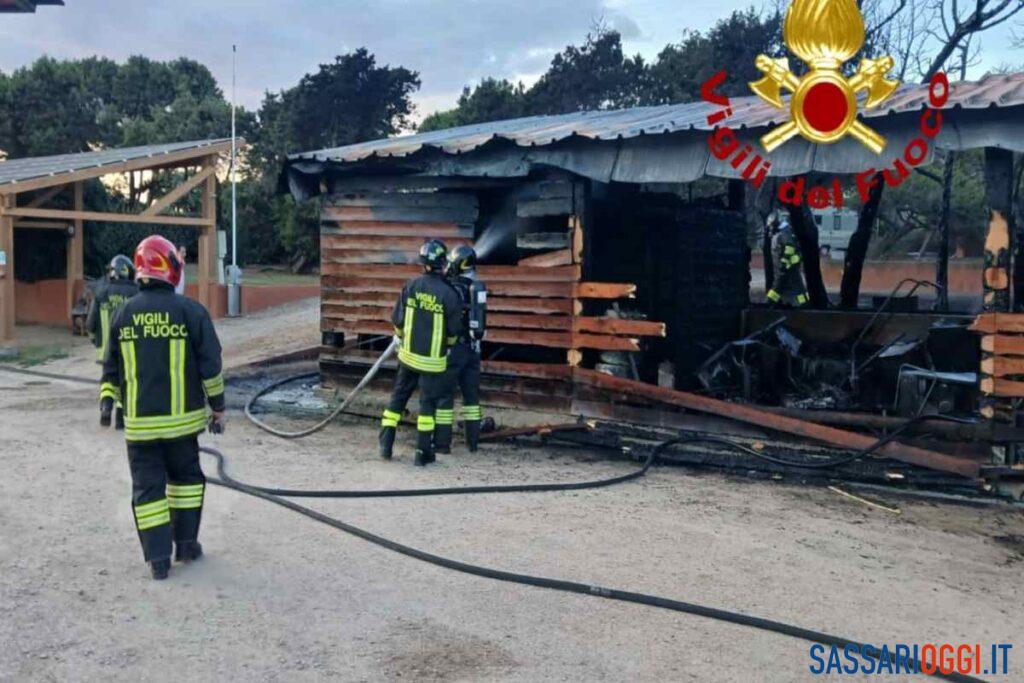 Incendio all’interno di un campeggio: paura a Valledoria
