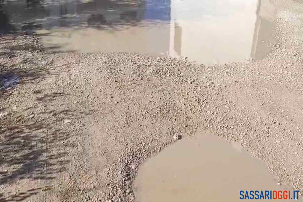 Strada allagata dopo il maltempo a Ottava, 20 famiglie bloccate dal fango